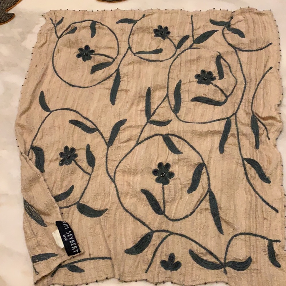 Kim Seybert 6 Napkins 5 New Organic Silk One was used gently - Picture 5 of 5